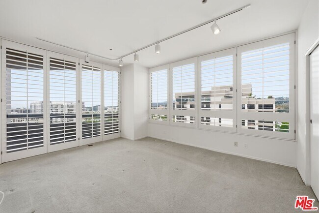 Building Photo - 10430 Wilshire Blvd