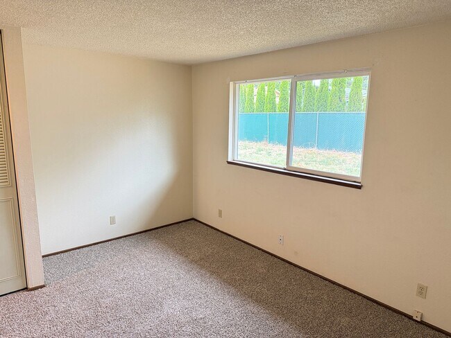 Building Photo - 3 bedroom 2 bath house in a great neighborhood!