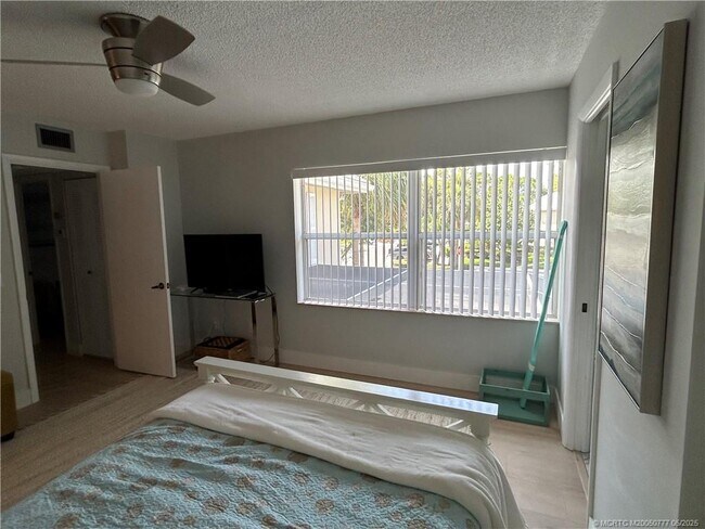Building Photo - 2807 SW Lakemont Pl