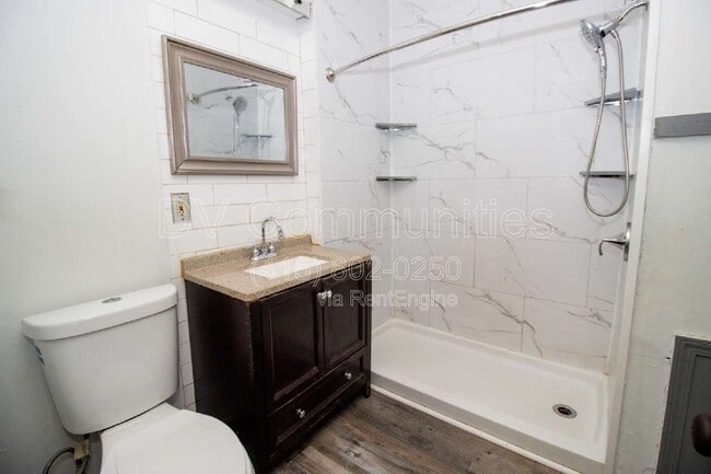 Building Photo - 9711 Parmelee Ave