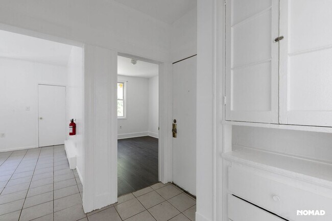 Building Photo - Spacious 4BR Apartment in Newark