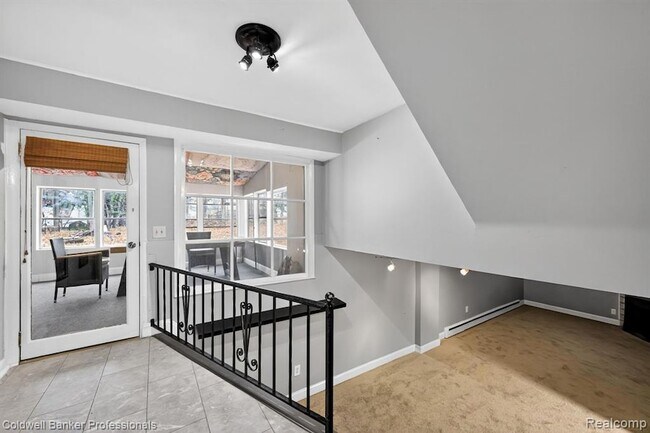 Building Photo - 4448 Greenwood Dr