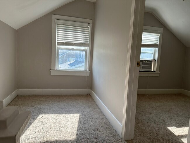 Building Photo - Charming Home 2 Bedroom 1 Bath Home In Krkwood, Mo.