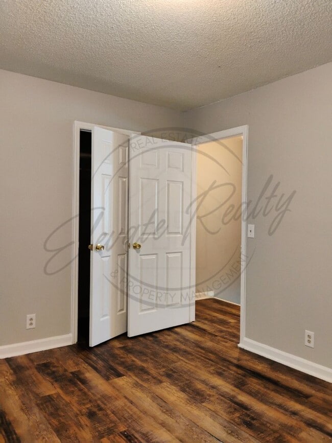 Building Photo - Two Bedroom Townhouse with deck near Trini...