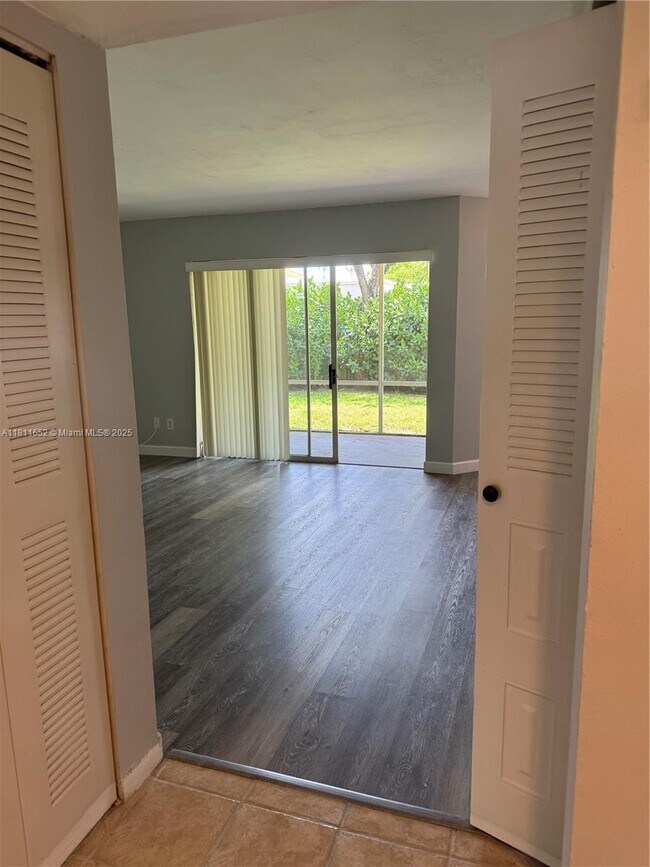 Building Photo - 905 Coral Club Dr