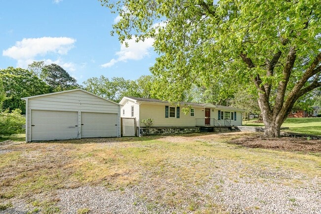 Building Photo - Charming 3BD, 2BA Raleigh Home on a Large ...