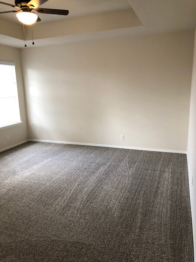 primary bedrrom - 800 N Laurel Ave