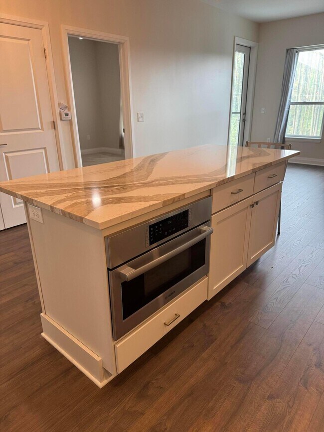 Building Photo - 6633 Dale Dr