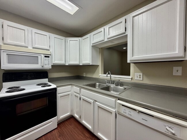 Building Photo - Great Location, Immediate Move In available - 2 bed / 2 bath Condo - 100% off First Month's rent!