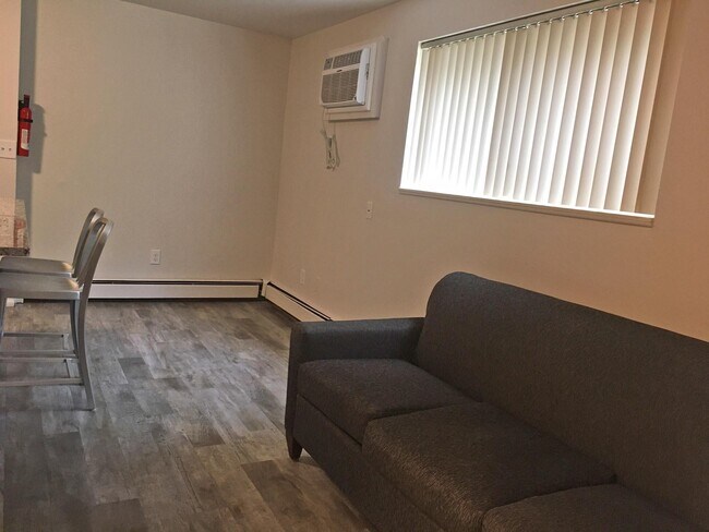 Building Photo - 912 Oakland Ave