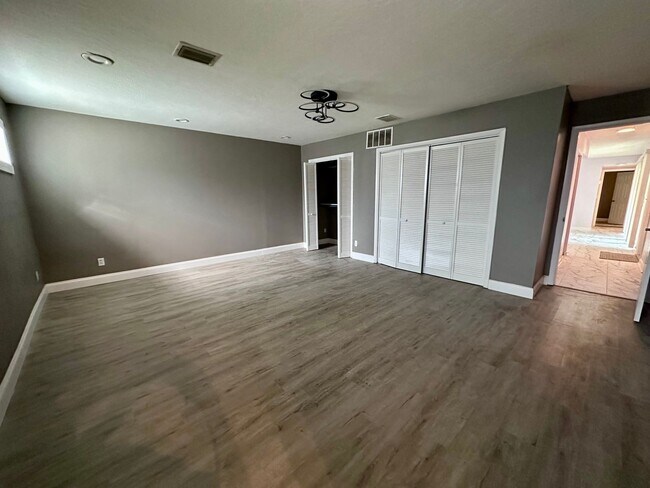 Building Photo - 5400 Lake Jessamine Dr