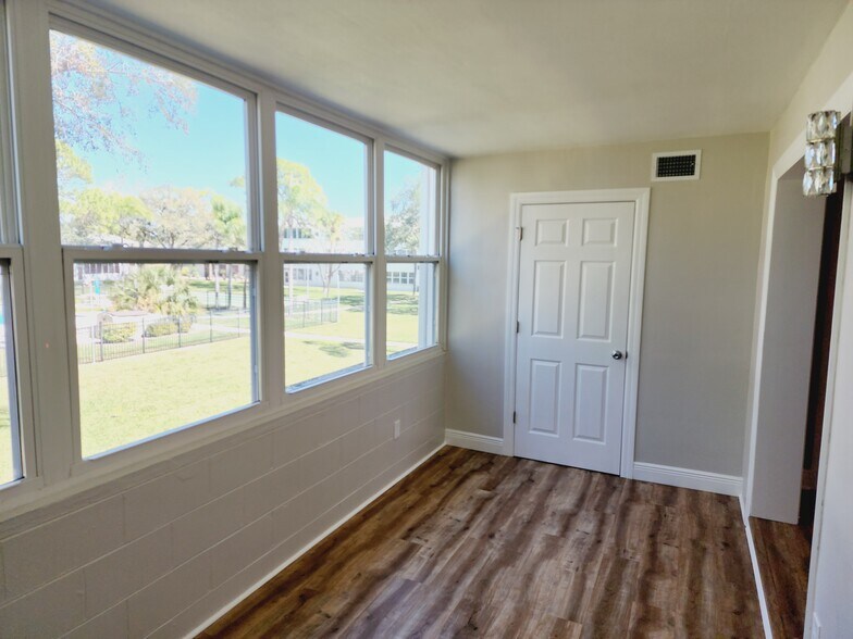 Building Photo - 1001 77th Ave N