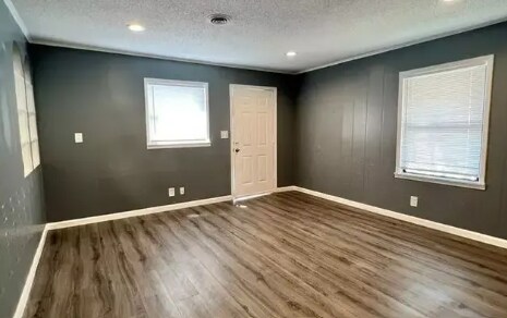 Building Photo - Oak Tree Apartments