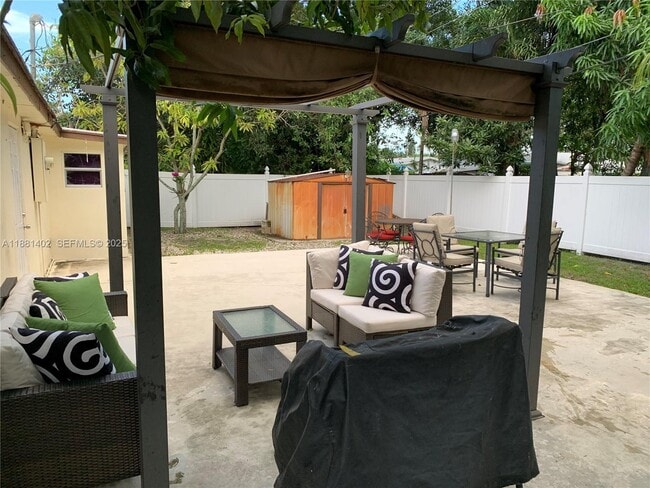 Building Photo - 6180 SW 42nd Ct