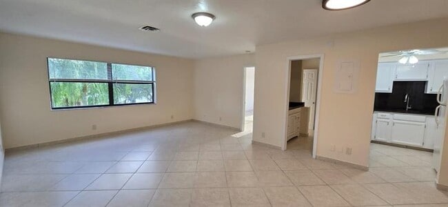 Building Photo - 105 S Riverside Dr