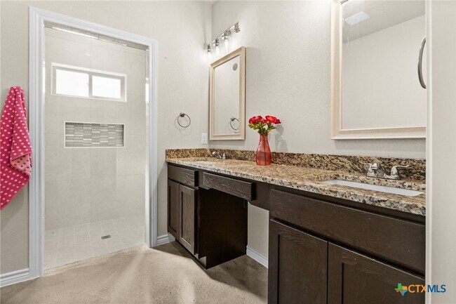 Building Photo - 414 W Avenue C