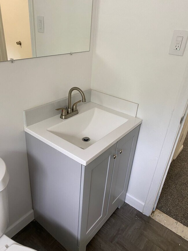 Building Photo - Freshly painted 3 bedroom, 1 1/2bath ranch...