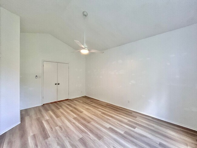 Building Photo - Spacious 3BR/2.5BA Two-Level Home with Fen...