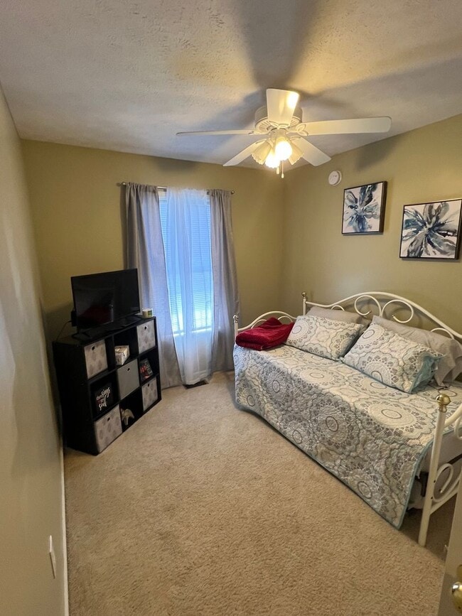 Building Photo - 3 BEDROOM TOWNHOUSE AVAIL JULY 2026.   Mon...