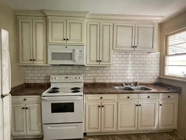 Building Photo - 3 Bedroom/1 Bath Home near VSU!!