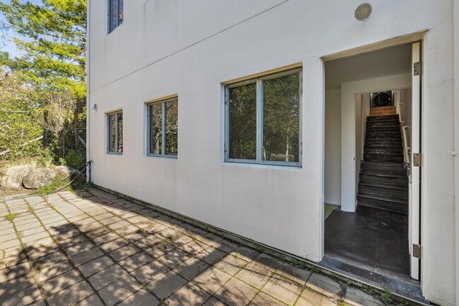 Building Photo - Charming 4BR Home Available in Private Portola Valley Cul de Sac