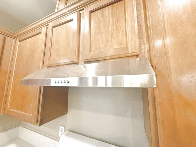 Building Photo - Vaulted Ceiling Home, Gated Community w/ P...