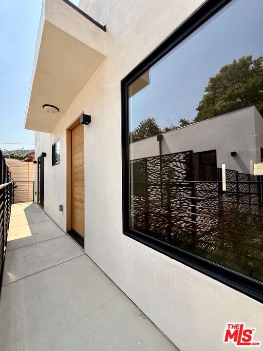 Building Photo - 2427 Shoredale Ave