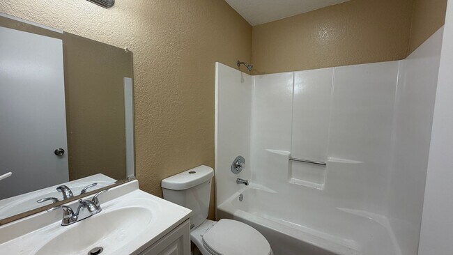 Building Photo - Two Bedroom One Bathroom Apartment in San Bernardino!