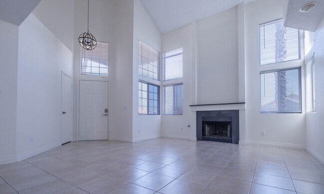 Building Photo - Newly Refreshed 4 Bedroom Home