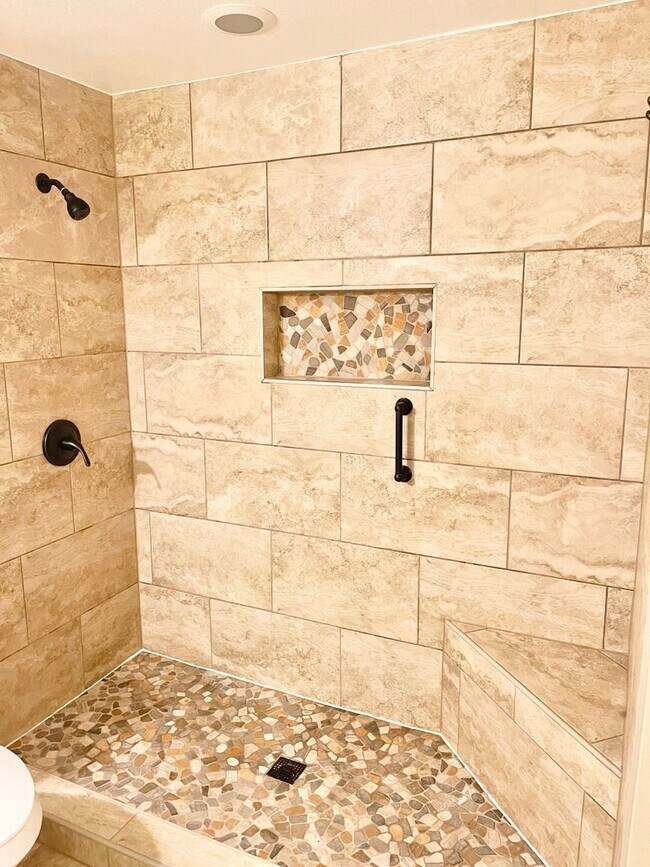 Building Photo - Large Clean Home in Aurora