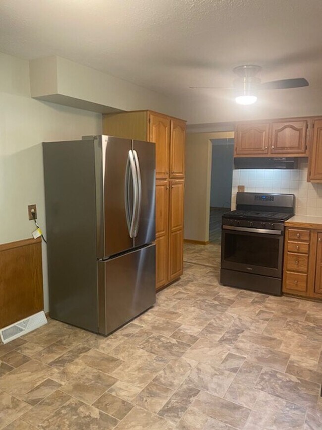 Building Photo - Ranch home with two car garage located on over 1/2 acre