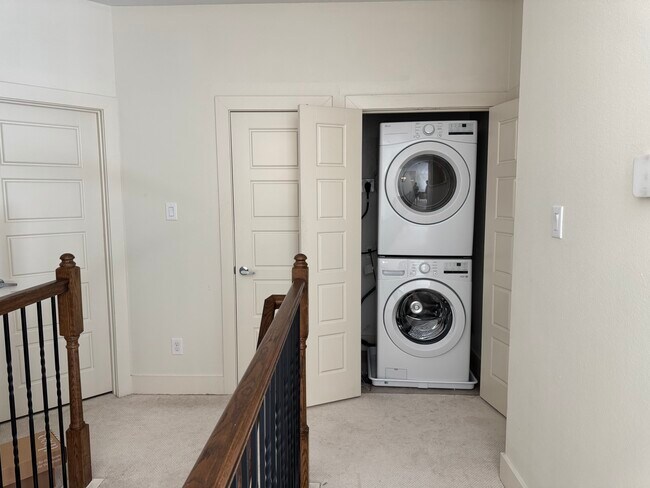 Building Photo - 2129 Lovedale Ave