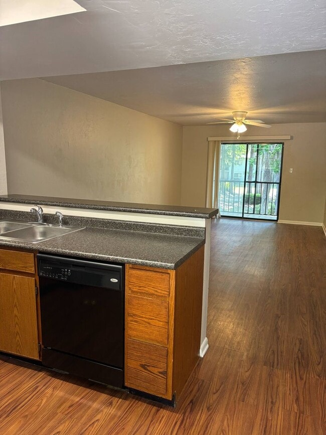 Building Photo - **Available in February* 2bd/2ba Condo close to Truman & Coffee Buff with community Pool.
