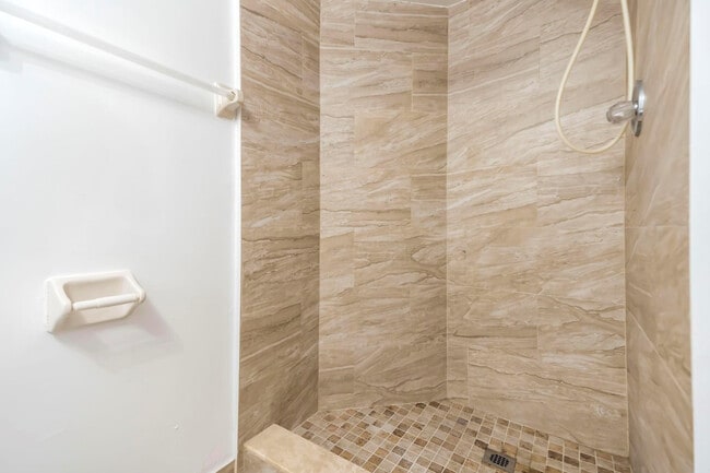 Building Photo - 210 Lake Pointe Dr