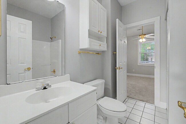 Building Photo - Condo in Arrowhead with brand new paint and carpet!