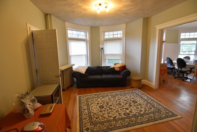 Building Photo - 1887 Beacon St