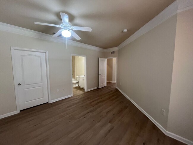 Building Photo - 8819 Villa View Cir