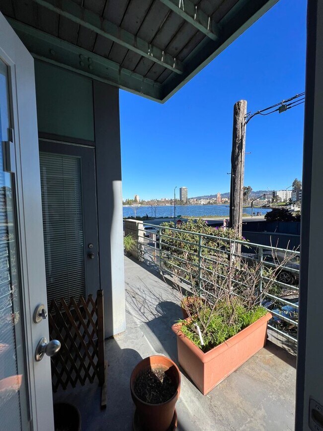 Building Photo - 1524 1st Ave