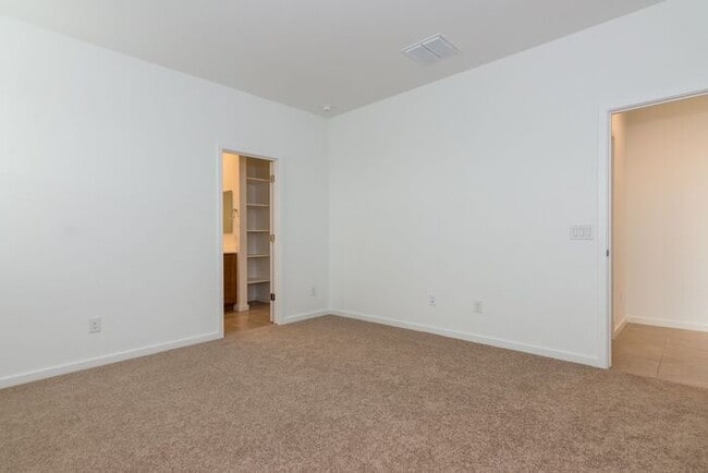 Building Photo - Comfortable living in a quiet neighborhood