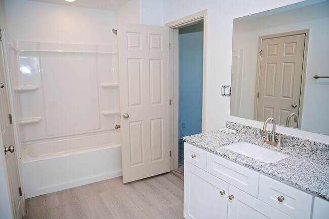 Building Photo - Fresh, Functional, and Move-In Ready | Sil...