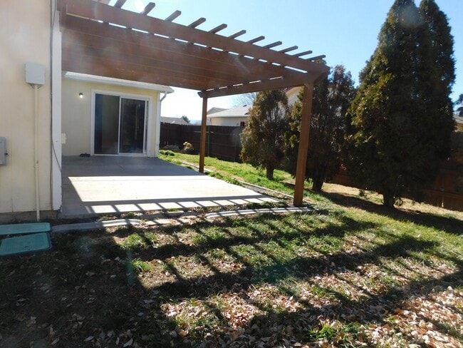 Building Photo - Spacious Home in Fruitvale