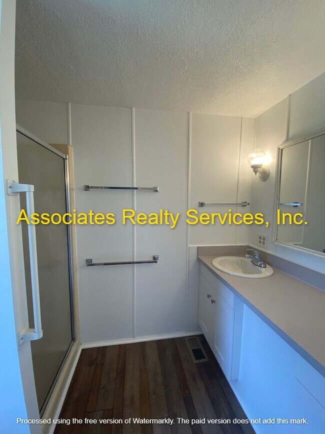 Building Photo - Rare find! 4 bed/3 bath House in Newberry, FL on one acre