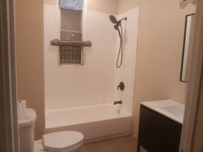 Building Photo - 5001 W Chicago Ave