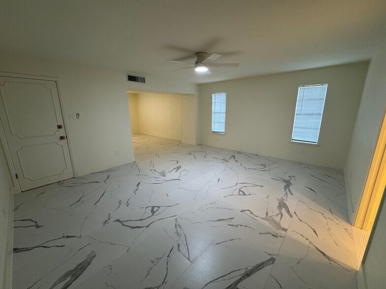 Building Photo - 13 Royale Cir