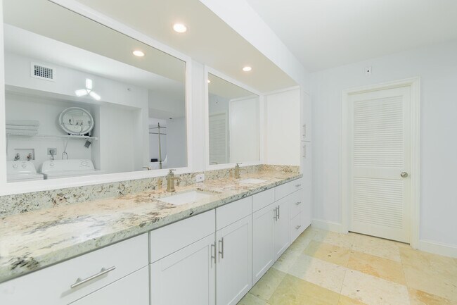 Building Photo - 2565 S Ocean Blvd