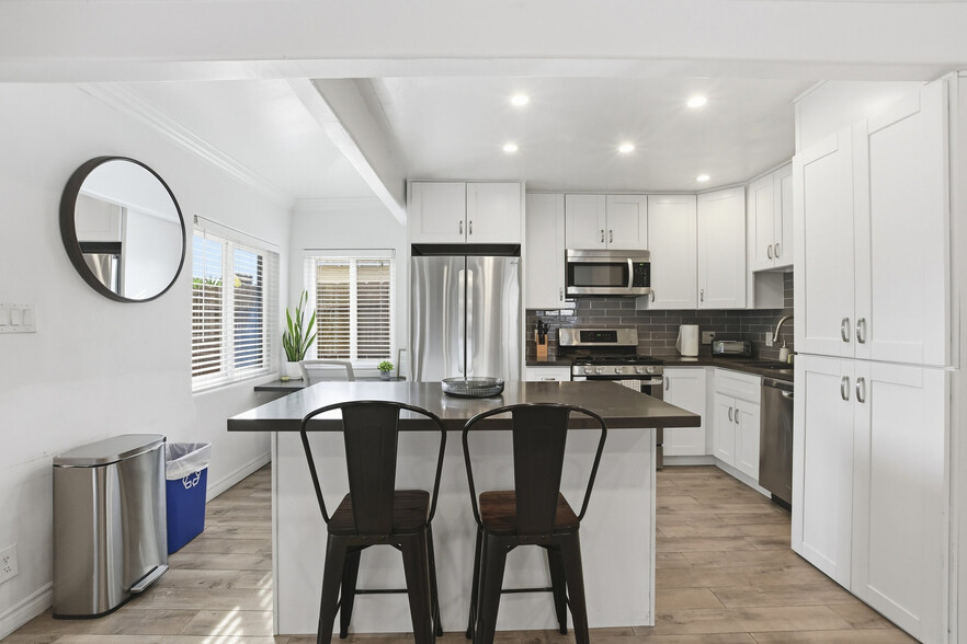 Building Photo - 2154 Oliver Ave