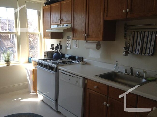 Building Photo - No Brokers fee, Ho Security Deposit, heat,...