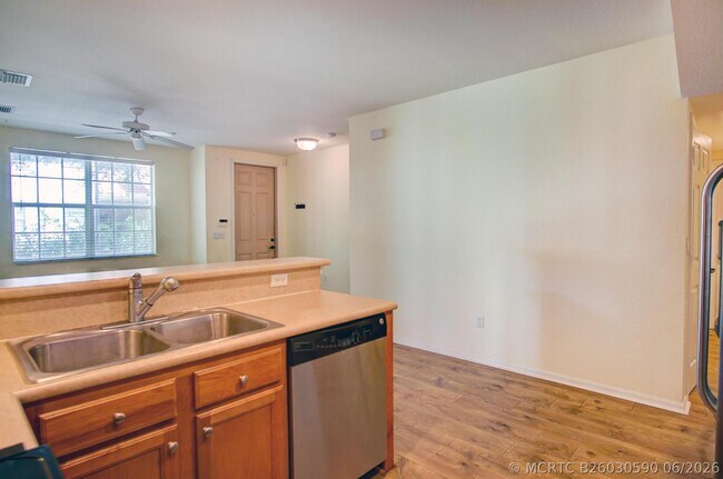 Building Photo - 1020 E Longport Cir
