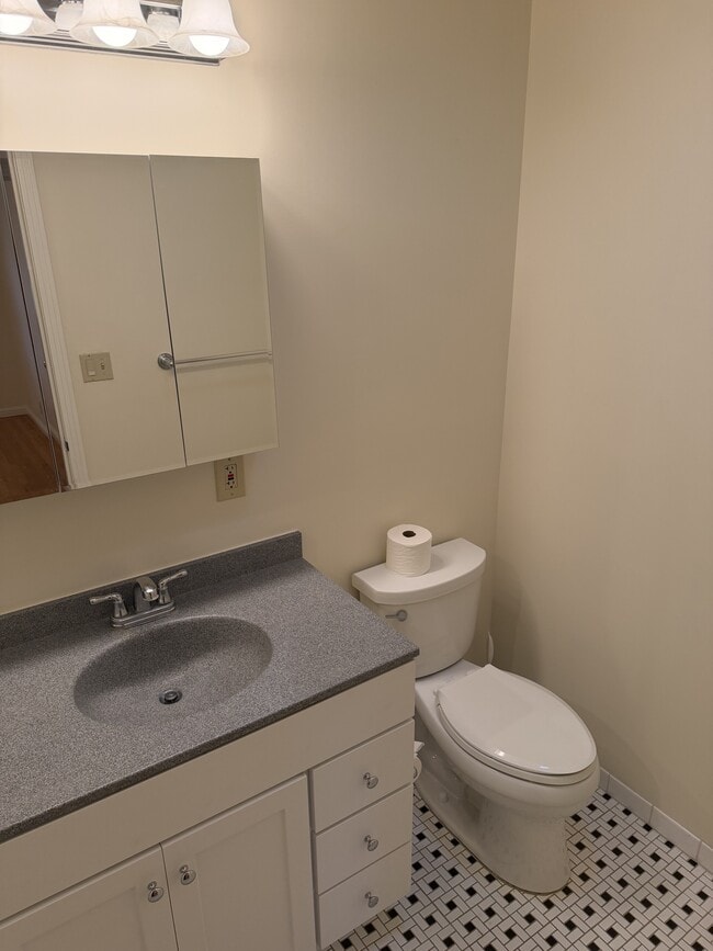 Building Photo - 2150 Vineyard Rd