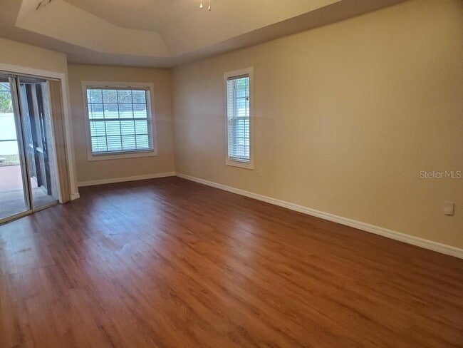 Building Photo - 10 Wayler Pl